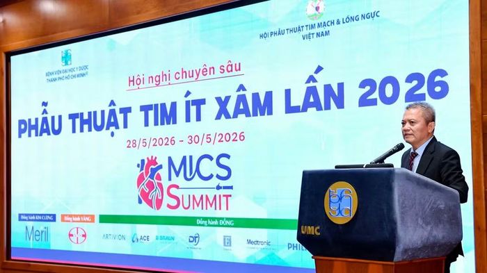 Giáo sư, Tiến sĩ, bác sĩ Lê Ngọc Thành, Chủ tịch Hội phẫu thuật Tim mạch lồng ngực Việt Nam phát biểu tại hội nghị.