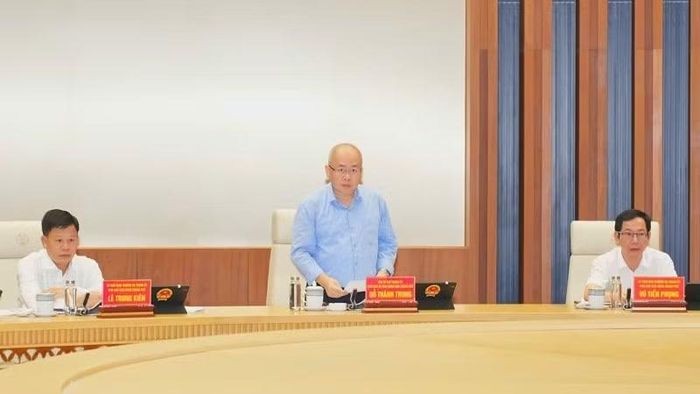 Chủ tịch Ủy ban nhân dân thành phố Hải Phòng Đỗ Thành Trung phát biểu tại phiên họp.