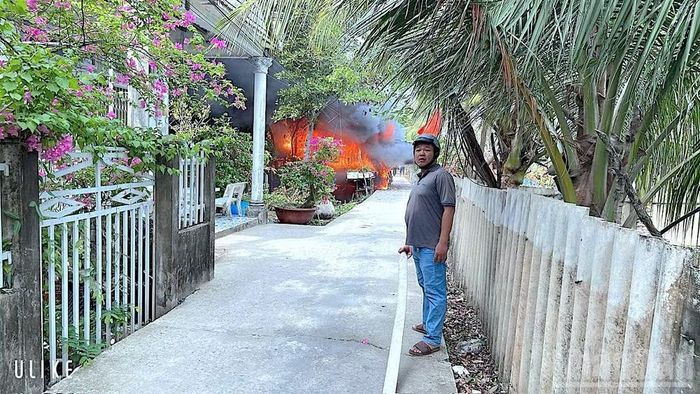 Lửa khởi phát ngay khu dân cư. Người dân cho biết, nếu không có sự tham gia kịp thời của các đơn vị chức năng, ngọn lửa có thể cháy lan ra cả xóm.