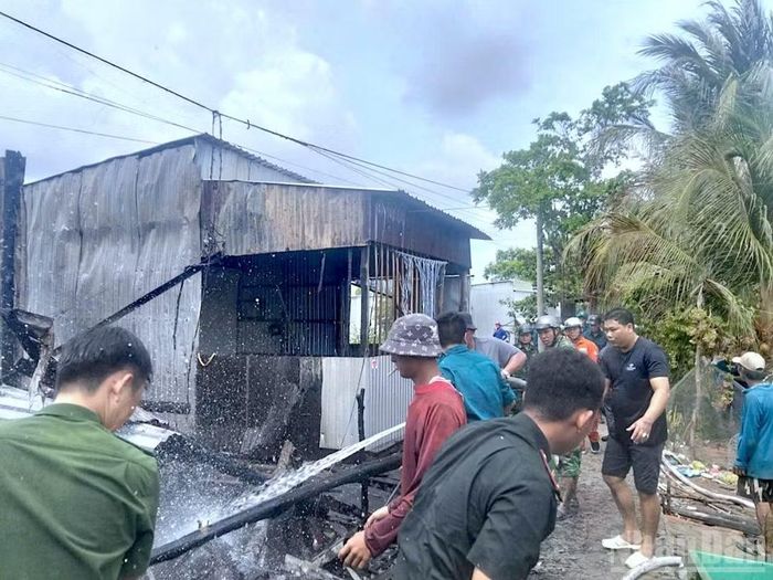 Bộ đội Biên phòng cùng các lực lượng tại chỗ trên địa bàn xã Phan Ngọc Hiển chung tay hỗ trợ người dân khắc phục hậu quả sau vụ cháy.