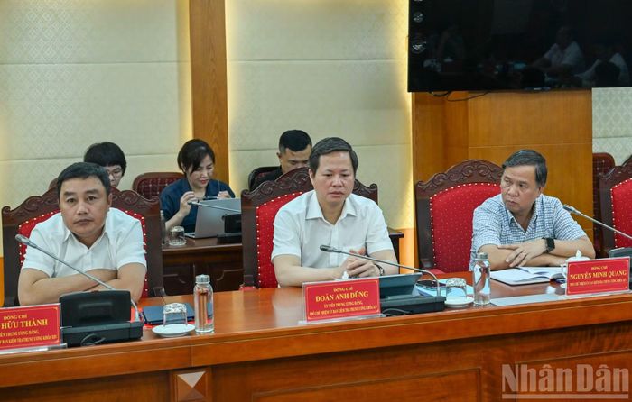 Các đồng chí Phó Chủ nhiệm Ủy ban Kiểm tra Trung ương dự cuộc làm việc. (Ảnh: DUY LINH)
