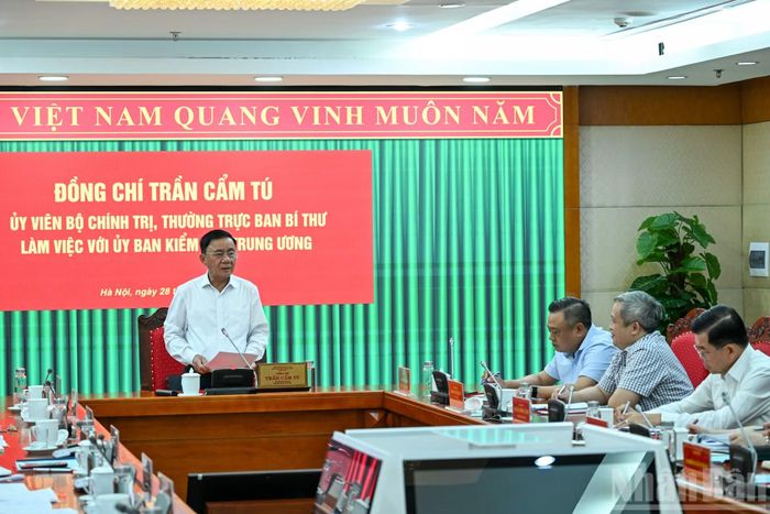Thường trực Ban Bí thư Trần Cẩm Tú chủ trì cuộc làm việc với Ủy ban Kiểm tra Trung ương. (Ảnh: DUY LINH)