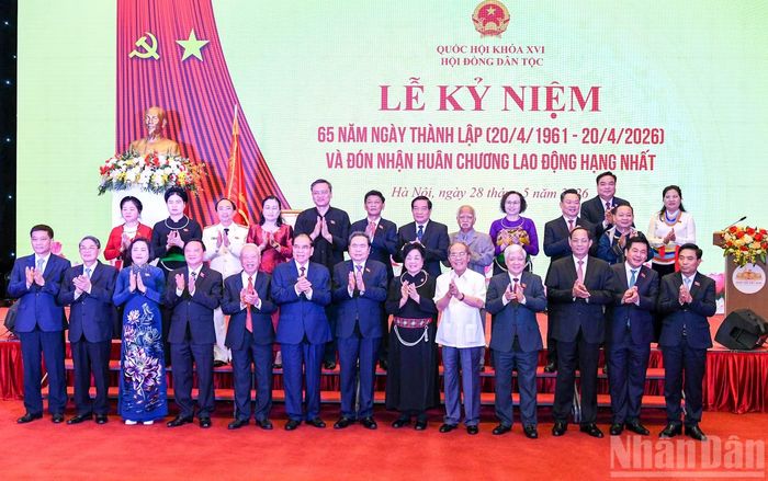 Chủ tịch Quốc hội Trần Thanh Mẫn cùng các đồng chí lãnh đạo, nguyên lãnh đạo Đảng, Nhà nước dự lễ kỷ niệm. (Ảnh: DUY LINH)