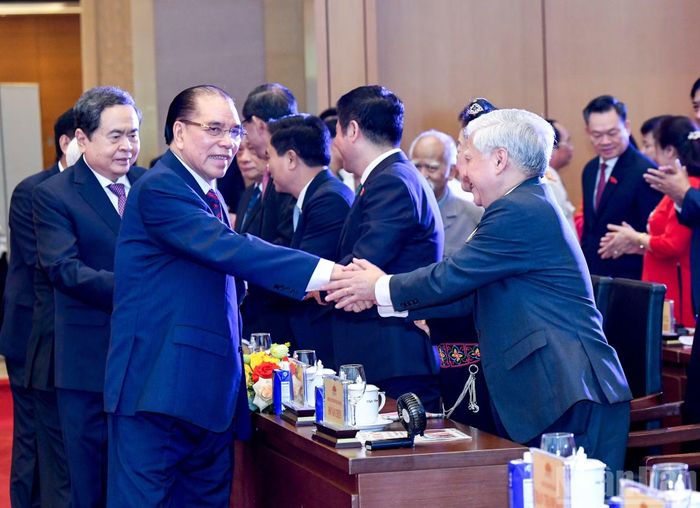 Nguyên Tổng Bí thư Nông Đức Mạnh, Chủ tịch Quốc hội Trần Thanh Mẫn với các đại biểu dự lễ kỷ niệm. (Ảnh: DUY LINH)