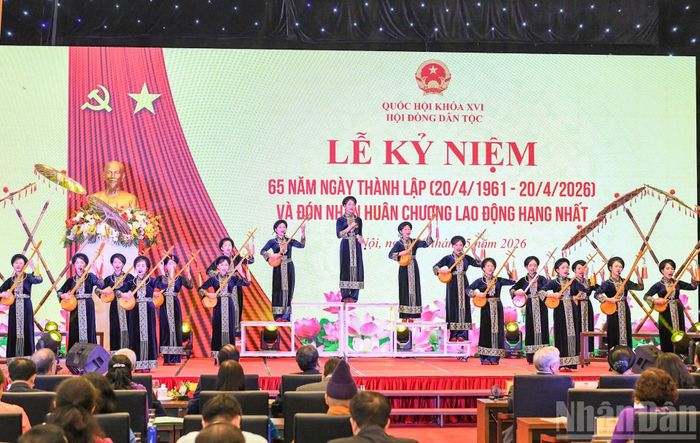 Một tiết mục biểu diễn nghệ thuật chào mừng lễ kỷ niệm. (Ảnh: DUY LINH)
