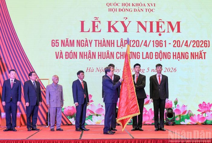 Chủ tịch Quốc hội Trần Thanh Mẫn trao Huân chương Lao động hạng Nhất tặng Hội đồng Dân tộc. (Ảnh: DUY LINH)