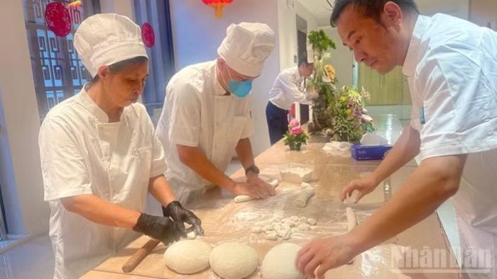 Hướng dẫn làm vỏ sủi cảo.