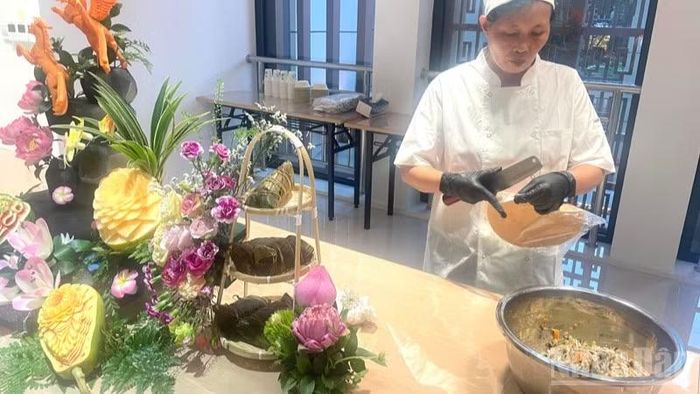 Hướng dẫn thực khách làm món nem truyền thống của Việt Nam.