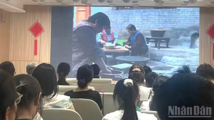 Trình chiếu trích đoạn phim "A bite of China-Hương vị Trung Hoa".