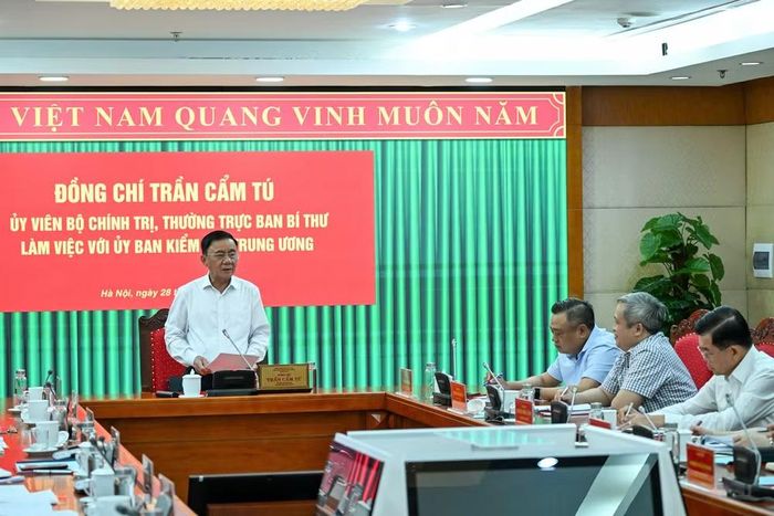 Thường trực Ban Bí thư Trần Cẩm Tú chủ trì buổi làm việc với Ủy ban Kiểm tra Trung ương. (Ảnh: DUY LINH)