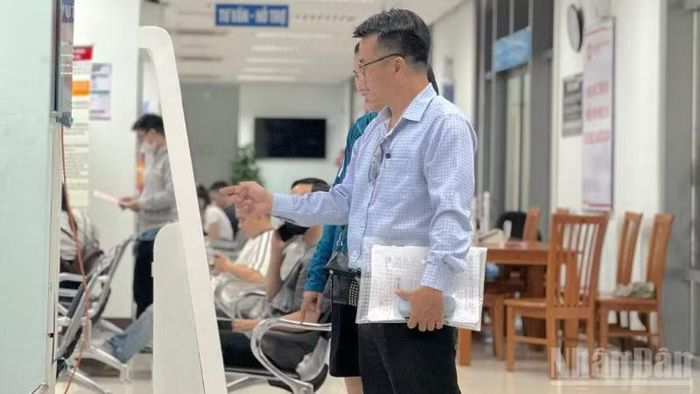 Đà Nẵng đánh giá cán bộ trên nhiều thang bậc của hiệu quả công việc, mức độ hài lòng của người dân, doanh nghiệp. Trong ảnh là người dân bấm số thứ tự làm thủ tục tại Trung tâm Phục vụ hành chính công thành phố Đà Nẵng chiều 28/5. (Ảnh: ANH ĐÀO)