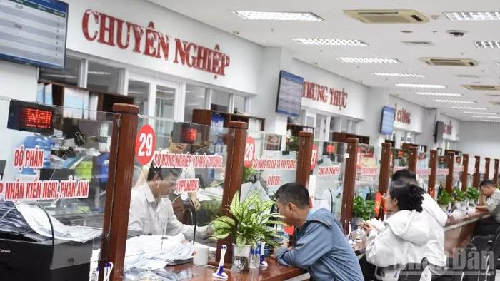 Người dân đến làm hồ sơ tại Trung tâm Phục vụ hành chính công thành phố Đà Nẵng.