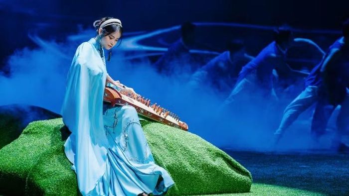 Chương trình vừa phô diễn hiệu ứng sân khấu mãn nhãn, vừa giữ nhịp cảm xúc mềm mại, tiết chế. (Ảnh: BTC)