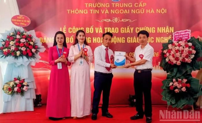 Lãnh đạo Sở Giáo dục và Đào tạo tỉnh Hưng Yên trao Giấy chứng nhận đăng ký hoạt động giáo dục nghề nghiệp cho trường tại tỉnh Hưng Yên.