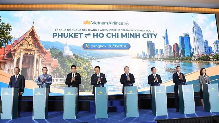 Tổng Bí thư, Chủ tịch nước Tô Lâm và Thủ tướng Thái Lan Anutin Charnvirakul tham dự nghi thức công bố đường bay thẳng Phuket-Thành phố Hồ Chí Minh của Vietnam Airlines tại diễn đàn. (Ảnh: XUÂN SƠN)