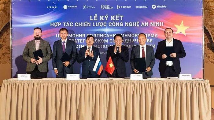 Bộ trưởng Lương Tam Quang dự Lễ ký kết Biên bản ghi nhớ hợp tác trong lĩnh vực công nghệ, an ninh và hạ tầng số giữa các doanh nghiệp Việt Nam và Liên bang Nga.