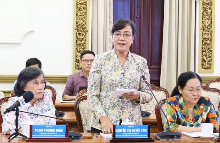 Đồng chí Nguyễn Thị Quyết Tâm, nguyên Phó Bí thư Thành ủy, nguyên Chủ tịch Hội đồng nhân dân thành phố chia sẻ tại hội thảo.