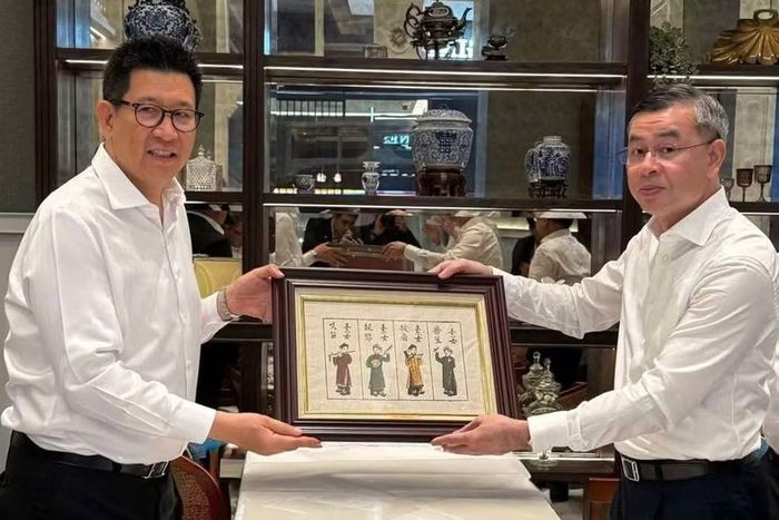 Bộ trưởng Tài chính Ngô Văn Tuấn trao quà lưu niệm tới Phó Thủ tướng kiêm Bộ trưởng Tài chính Thái Lan Ekniti Nitithanprapas. (Ảnh: BTC)