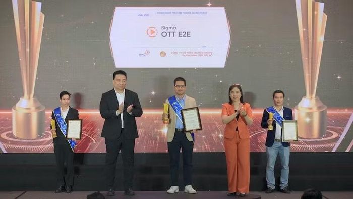 Đại diện Thủ Đô Multimedia nhận giải thưởng lĩnh vực Công nghệ Truyền thông (Media Tech). (Ảnh: T.Đ)