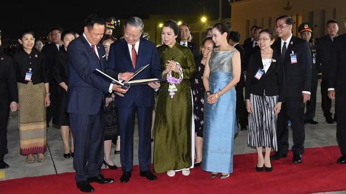 Thủ tướng Thái Lan Anutin Charnvirakul và Phu nhân trân trọng tặng Tổng Bí thư, Chủ tịch nước Tô Lâm và Phu nhân cuốn album ảnh những hoạt động của Tổng Bí thư, Chủ tịch nước và Phu nhân trong chuyến thăm chính thức Thái Lan. Ảnh: MINH THẮNG/Phóng viên Báo Nhân Dân tại Thái Lan.