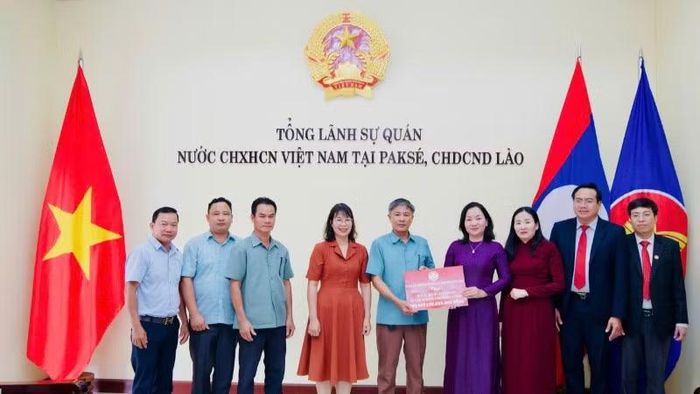 Đoàn đã đến thăm Tổng lãnh sự quán Việt Nam tại Pakse, Lào.