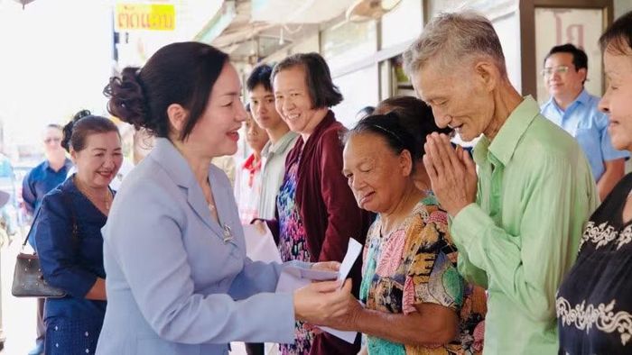 Đoàn công tác đã trao những phần quà cho kiều bào, người dân có hoàn cảnh khó khăn tại tỉnh Champasak.