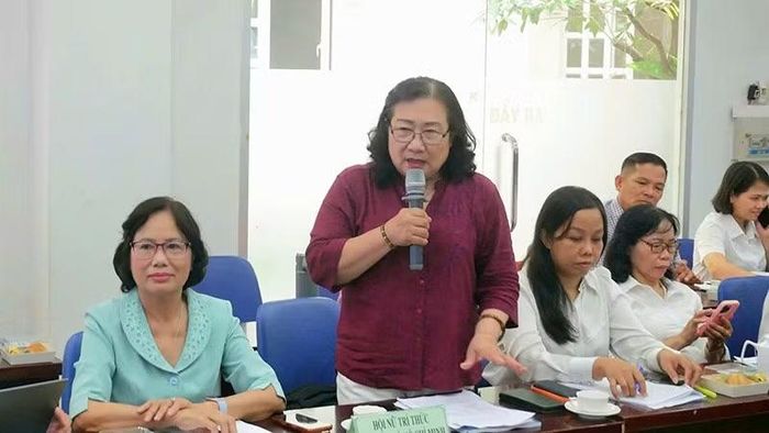 Thạc sĩ, Luật sư Nguyễn Thị Thanh, Phó Chủ tịch Hội Bảo vệ quyền trẻ em thành phố, phát biểu ý kiến tại hội thảo.