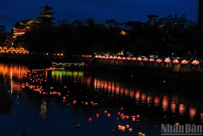 Kênh Nhiêu Lộc-Thị Nghè trở nên rực rỡ ánh nến từ hàng nghìn chiếc đèn hoa đăng, tạo nên khung cảnh lung linh, huyền ảo về đêm.