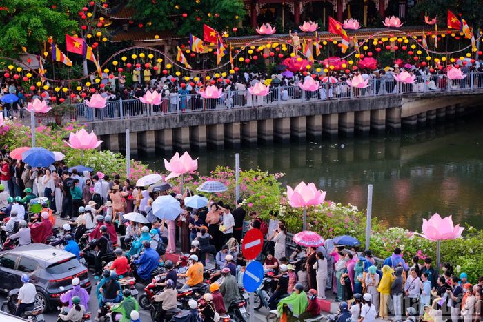 Các phương tiện di chuyển chậm chạp từng chút một để tiếp cận khu vực tổ chức thả hoa đăng.