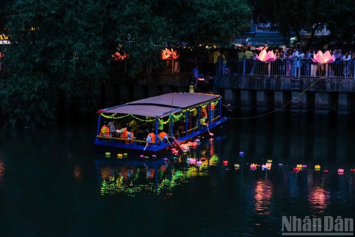 Để hạn chế tình trạng ùn tắc, một nhóm Phật tử đã hỗ trợ người dân tiếp nhận hoa đăng, sau đó di chuyển ra khu vực được bố trí dưới kênh Nhiêu Lộc-Thị Nghè để thực hiện nghi thức thả hoa đăng.