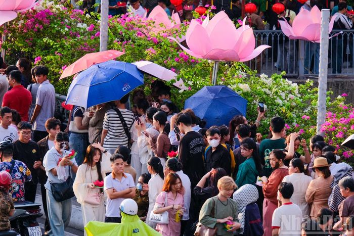 Từ đầu giờ chiều, dòng người đã đổ về đường Trường Sa và các tuyến đường lân cận chùa Pháp Hoa, gây ra tình trạng ùn tắc cục bộ.