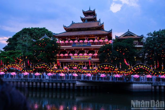  Vào tối 28/5 để tham gia lễ thả hoa đăng, đông đảo người dân Thành phố Hồ Chí Minh đã đổ về chùa Pháp Hoa, phường Nhiêu Lộc cầu nguyện nhân dịp Đại lễ Phật đản Phật lịch 2570. Đây là một trong những hoạt động tín ngưỡng truyền thống được duy trì và thu hút đông đảo Phật tử trong nhiều năm qua. 