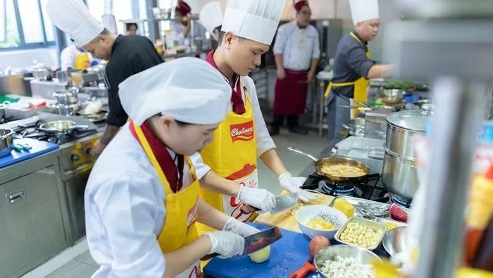 Các đội thi vào bếp chế biến món ăn.