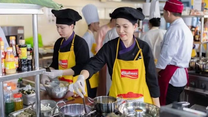 Các đội thi vào bếp chế biến món ăn.