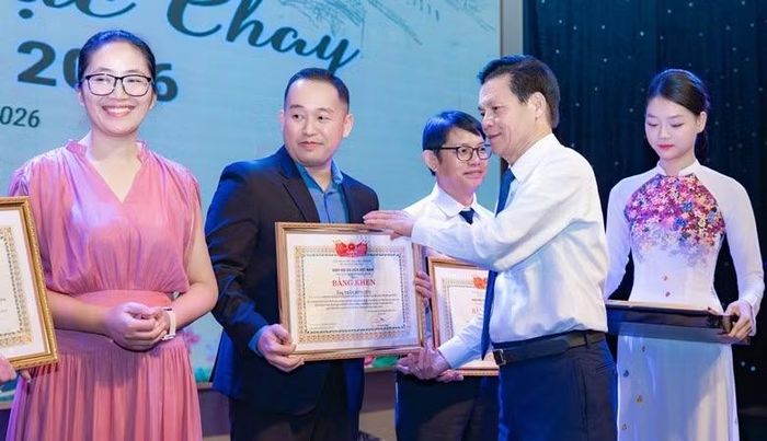 Ban tổ chức trao bằng khen cho các đơn vị, cá nhân tham gia đóng góp tích cực cho hội thi.
