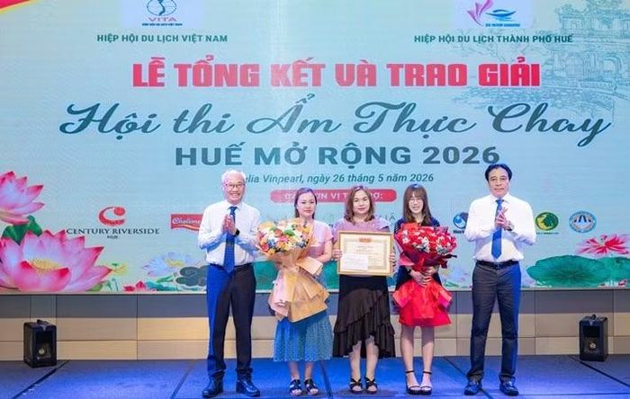 Ông Nguyễn Khắc Toàn, Ủy viên Trung ương Đảng, Phó Bí thư Thành ủy, Chủ tịch Ủy ban nhân dân thành phố Huế (ngoài cùng bên phải) cùng lãnh đạo Hiệp hội Du lịch Việt Nam trao giải Đặc biệt cho đội thi xuất sắc nhất.