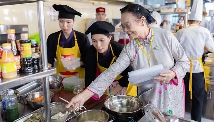 Ban giám khảo chấm điểm các phần thi của từng đơn vị.