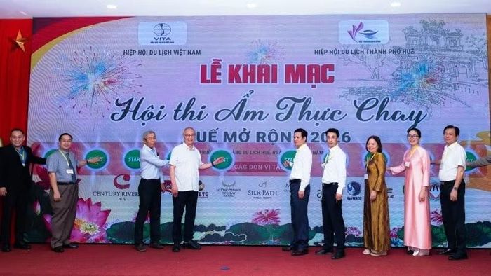 Các đại biểu thực hiện nghi thức khai mạc hội thi.