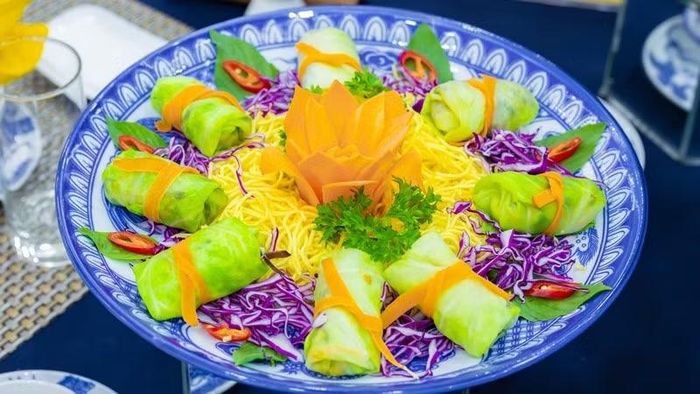 Trình bày món ăn đặc trưng của ẩm thực Huế.
