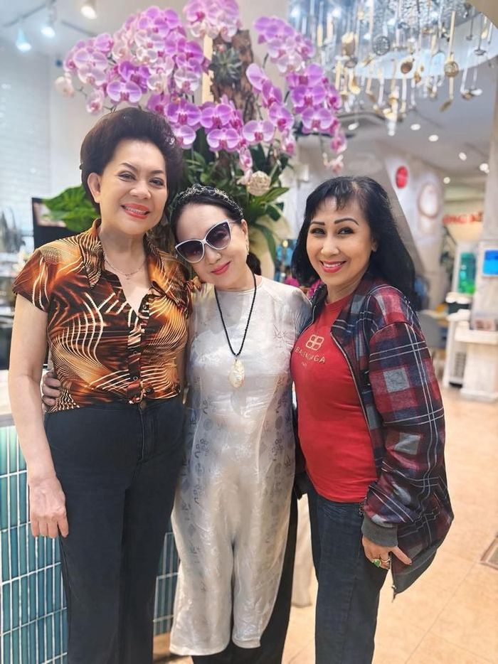 Từ trái sang: Ca sĩ Giao Linh, Hồng Vân, Trúc Ly tại HTV