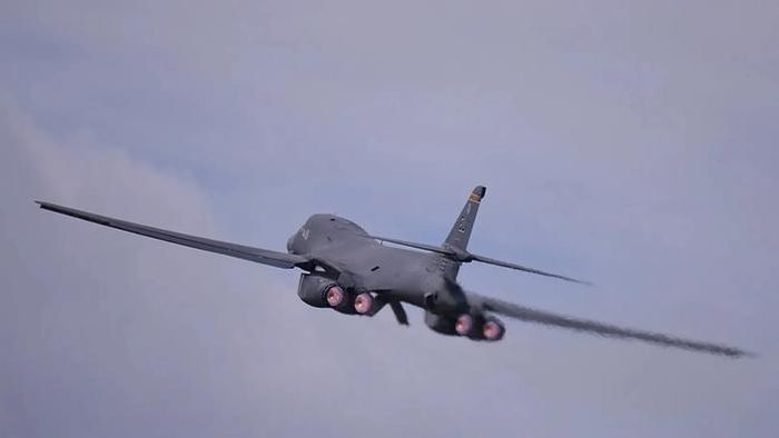 Oanh tạc cơ B-1 Lancer của quân đội Mỹ rời đường băng tại căn cứ RAF Fairford, Anh ngày 26-3-2026. Ảnh: AP.