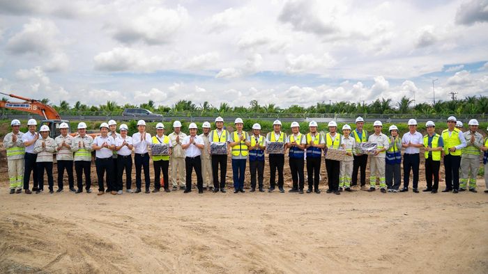 Lãnh đạo Cục Đường bộ Việt Nam và Chủ tịch Tập đoàn Đèo Cả tặng quà động viên công nhân thi công tại dự án