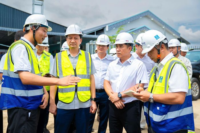 Tại gói thầu do Tổng cục Xây dựng số 2 (Trung Quốc) đảm nhiệm, ông Hồ Minh Hoàng đã trao đổi thẳng thắn về năng lực triển khai, phương án huy động thiết bị và yêu cầu bảo đảm tiến độ. Chủ tịch Tập đoàn Đèo Cả lưu ý, nếu nhà thầu thi công chậm, không bảo đảm chất lượng, chủ đầu tư sẽ cắt giảm khối lượng để giao cho các đơn vị Việt Nam thực hiện