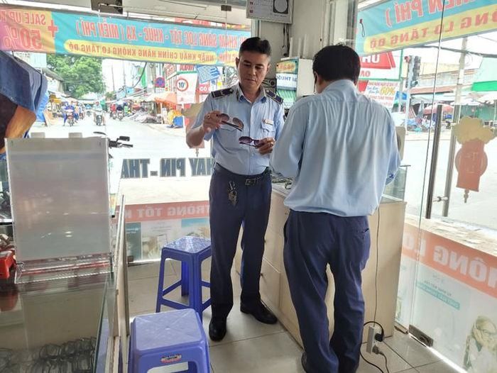 Cơ quan chức năng kiểm tra mặt hàng mắt kính