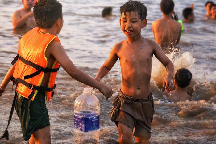 Trẻ em tỏ ra thích thú khi được ra sông Hồng giải nhiệt