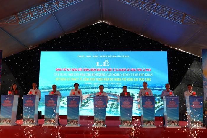 Đại biểu thực hiện nghi thức động thổ các công trình