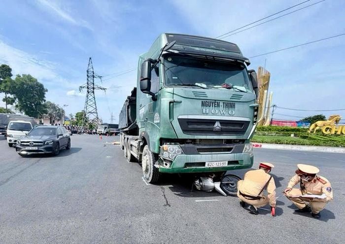 Lực lượng chức năng phong tỏa hiện trường để điều tra nguyên nhân vụ tai nạn.