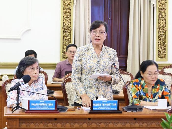 Bà Nguyễn Thị Quyết Tâm góp ý tại hội thảo