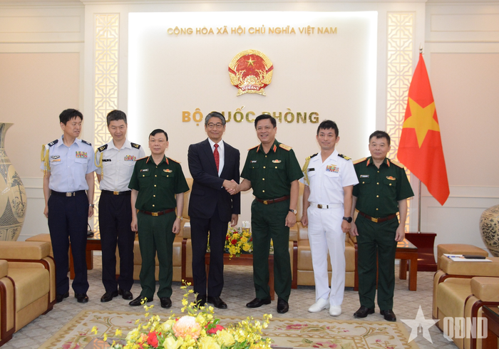  Thượng tướng Nguyễn Trường Thắng và Đại sứ Ito Naoki chụp ảnh chung với các đại biểu. 