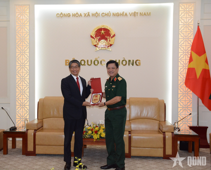 Thượng tướng Nguyễn Trường Thắng trao tặng Đại sứ Ito Naoki quà lưu niệm. 